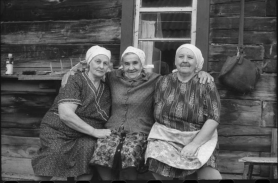 Старушка в деревне. Деревенская бабушка. Старая деревенская женщина. Советские Деревенские женщины. Деревенская пожилая женщина