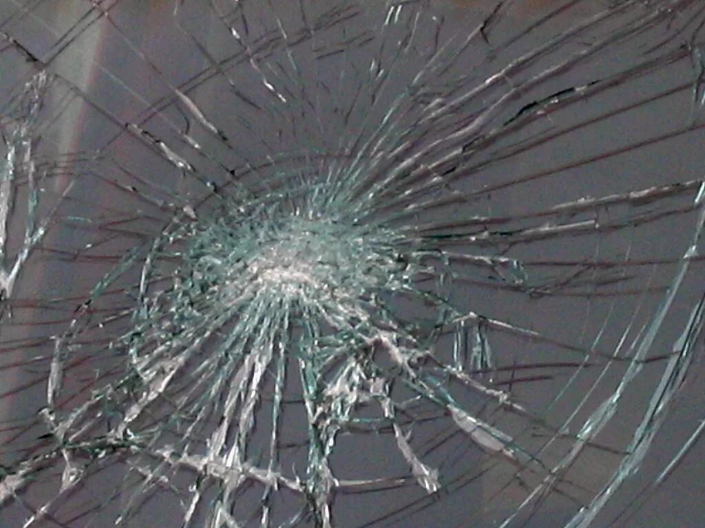 Что означает разбитый. Разбитое стекло. Разбитое лобовое стекло. Разбивающееся стекло. Разбить стекло.
