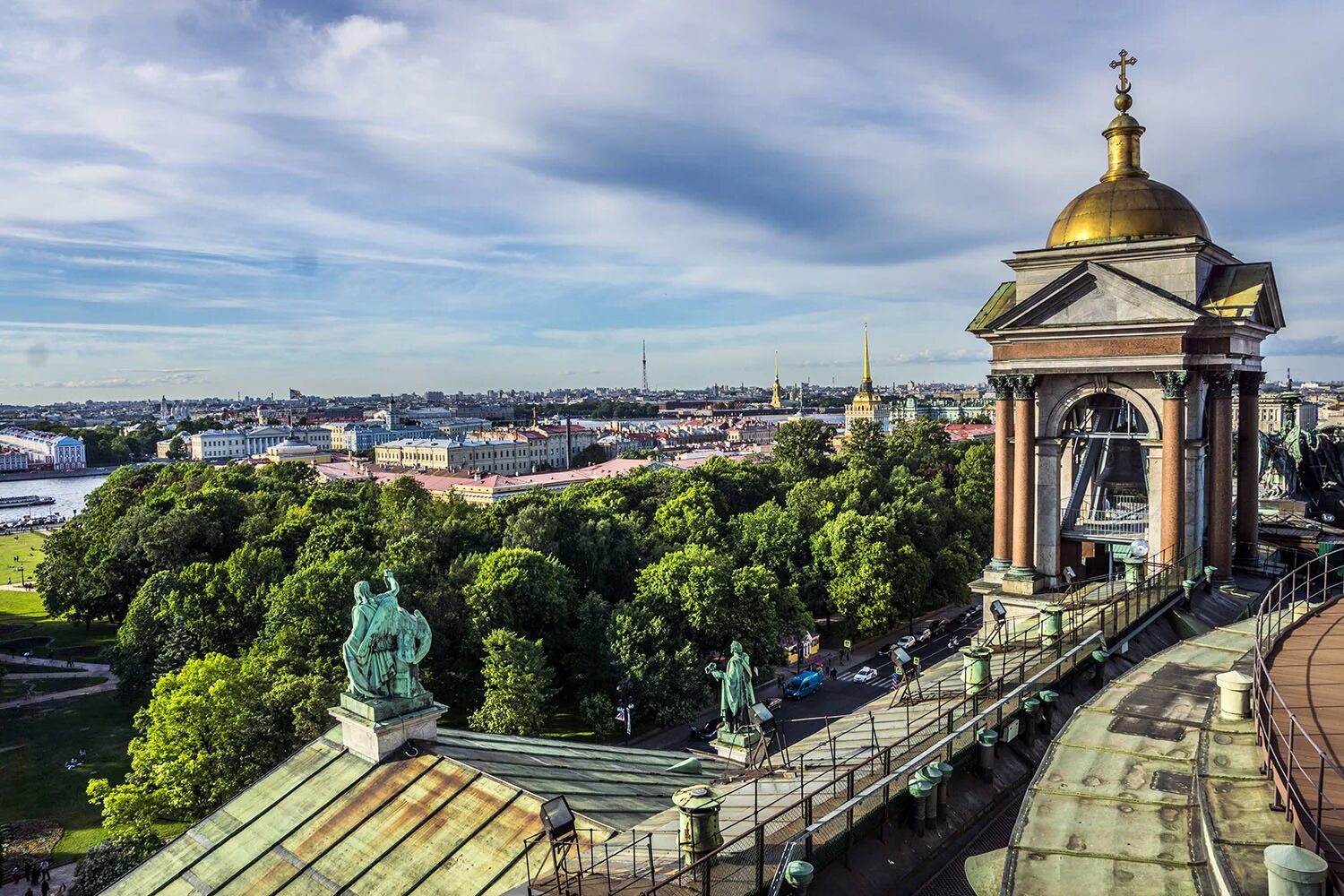 Ковид в санкт петербурге. Колоннада Исаакиевского собора в Санкт-Петербурге. СПБ колоннада Исаакиевского собора. Колоннада Исаакиевского собора крыша.