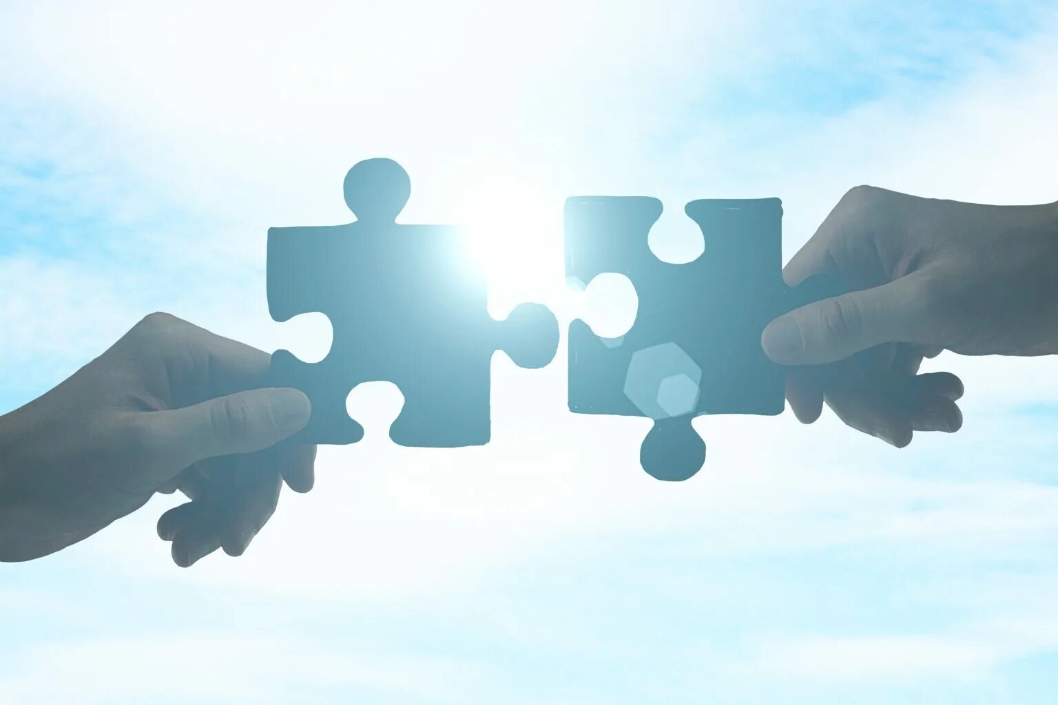 Партнерство и сотрудничество. Partners day. Our partners. Сотрудничество с партнерами. Рукопожатие на голубом фоне.