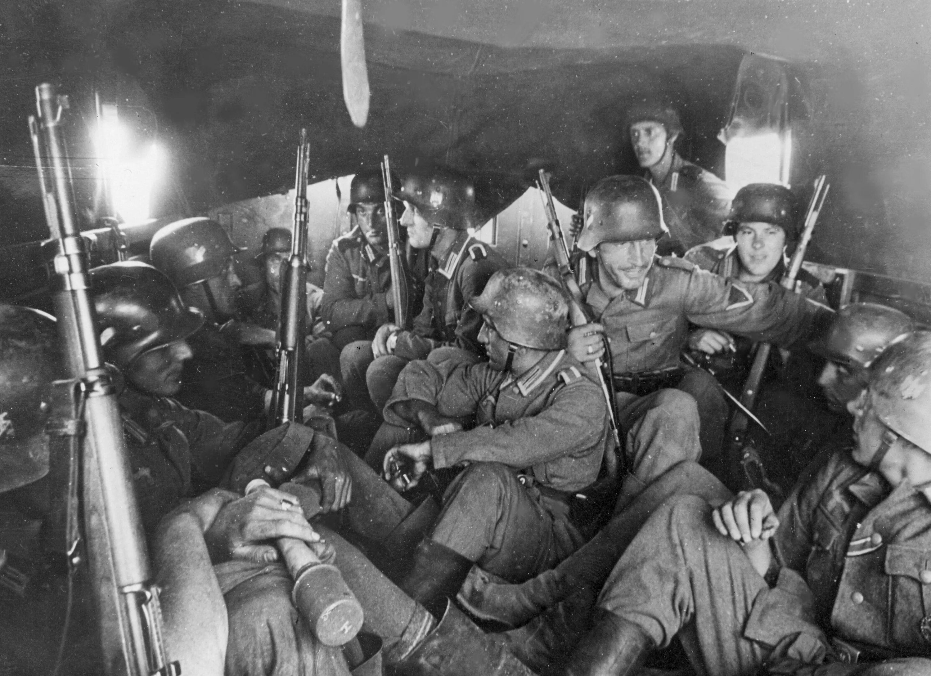 Хендехох. Германский солдат 1941. Немецкая армия 1941. Немецкие солдаты в кузове.