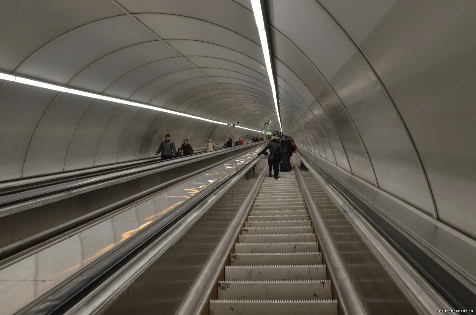 Метро спб отзывы. Метро Выборгская эскалатор. Станция метро Выборгская эскалатор. Наклонный ход в метро. Эскалаторы в метро Санкт-Петербурга.