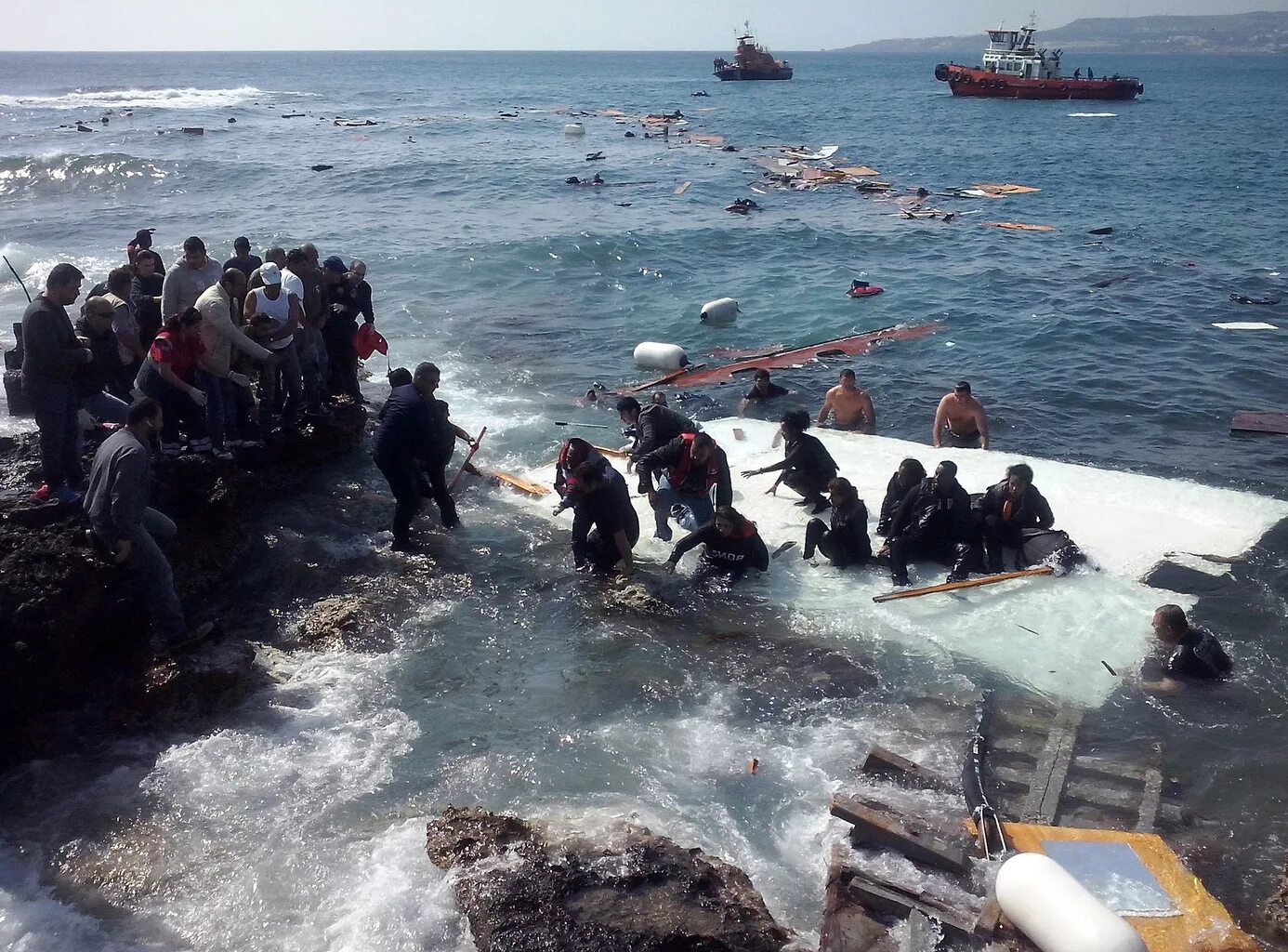 Мигранты на лодках. Беженцы тонут в Средиземном море. Люди на Средиземном море. Кораблекрушения в Средиземном море (2015).