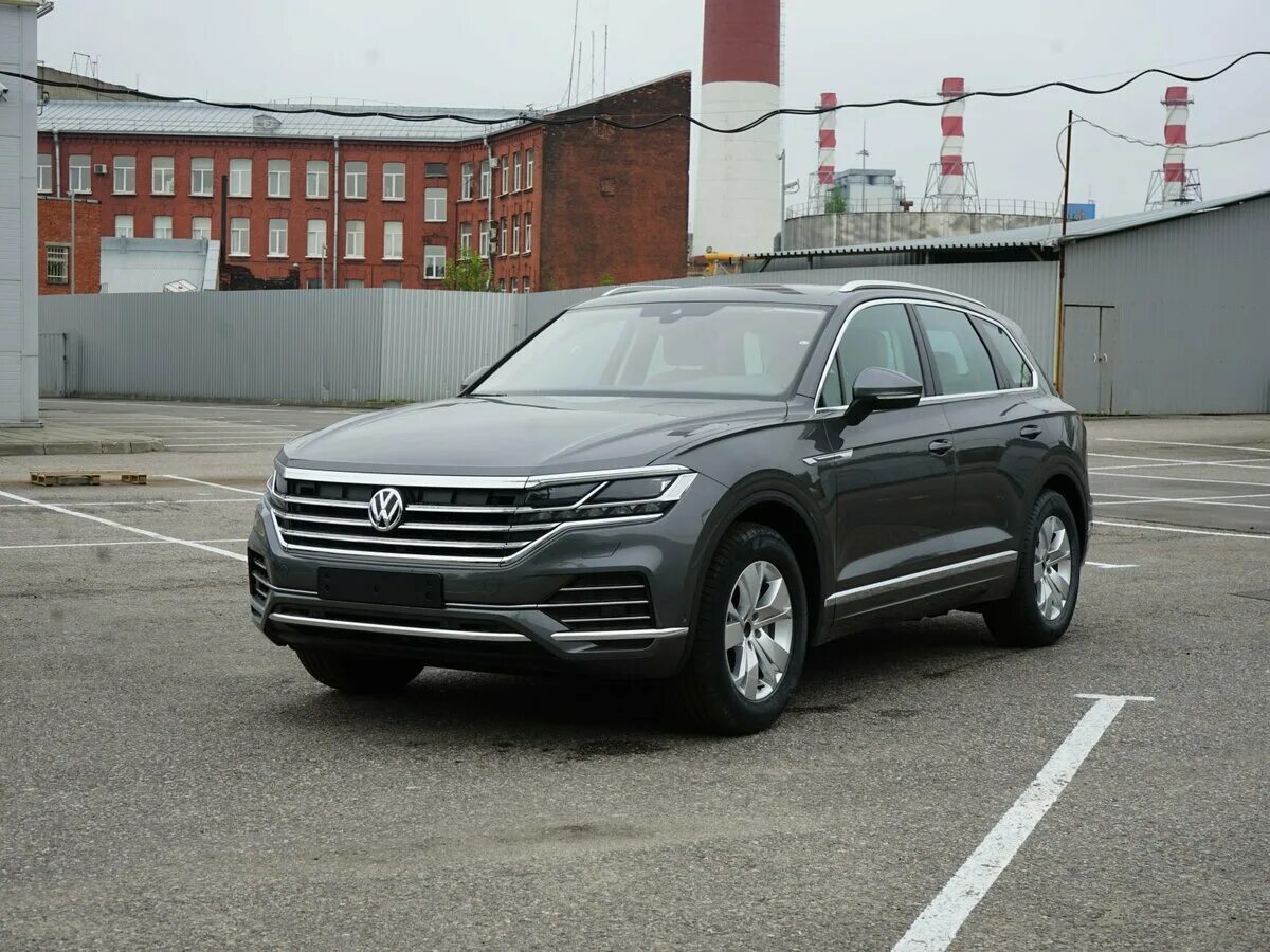 Volkswagen touareg 3 2. Фольксваген Туарег 2022 черный. Volkswagen Touareg 3 Grey. Фольксваген Туарег 2022 серый. Volkswagen Touareg 2020 года.