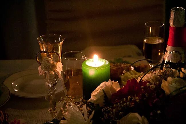 ужин при свечах. перо лирика. парень с бокалом. вечерний натюрморт. романтический ужин.
