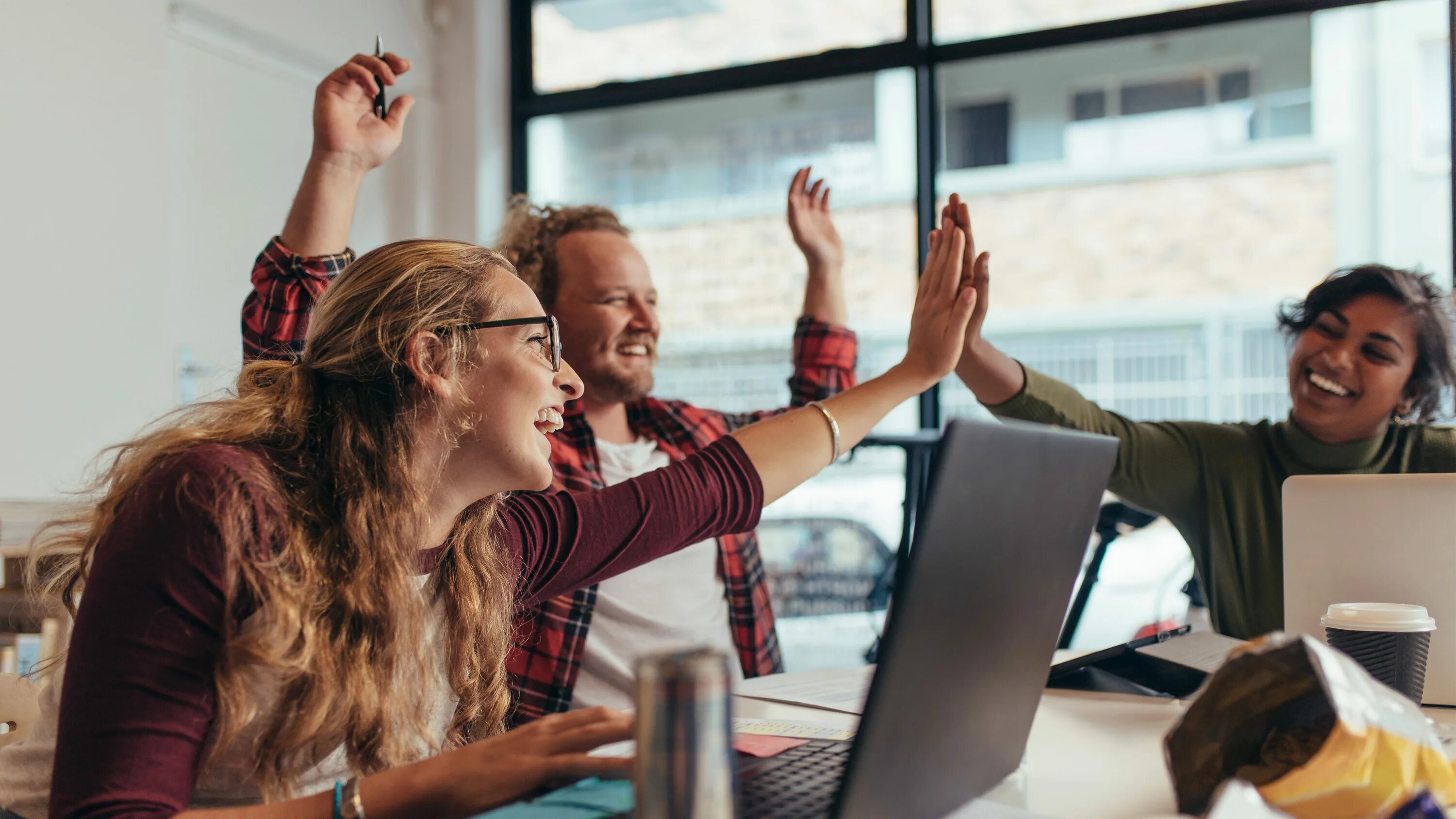 Команда стартапа. Названы лучшие компании. Молодые специалисты. Названы лучшие компании. Офис с сотрудниками.