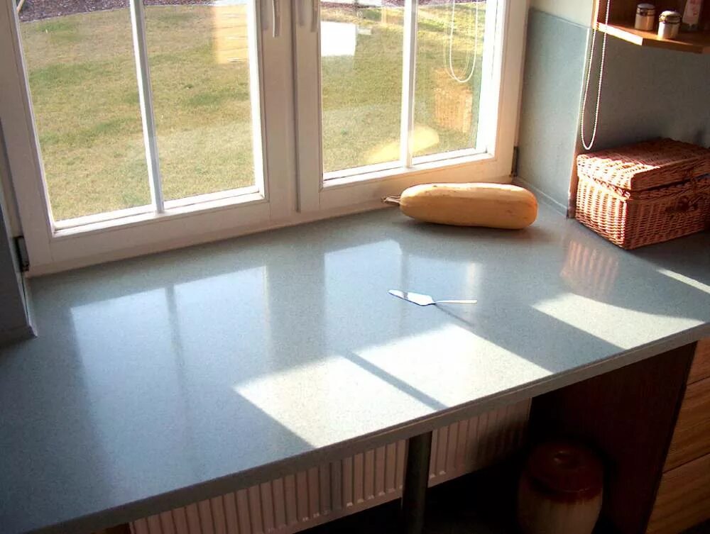 Как правильно написать слово подоконник. Подоконник в ровень с окном. Как писать подо. Откосы под столешницу. Как писать подо.