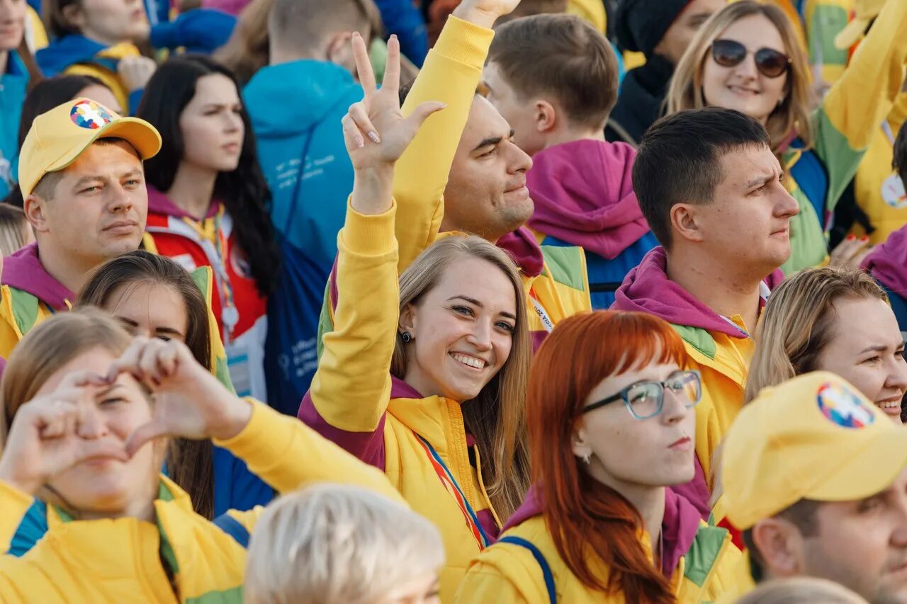 Всемирный фестиваль молодежи в Сочи. Всемирный фестиваль молодёжи 2024 в России. Сириус Сочи фестиваль молодежи. Всемирный фестиваль молодёжи и студентов в Сочи 2024. Самый старший волонтер 19 фестиваля молодежи