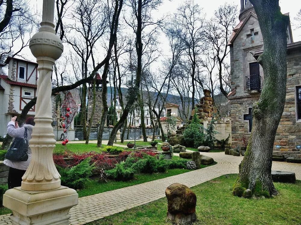Стары1 парк кабардинка. Старый парк кабардинка весной. Кабардинка краснодарский край старый парк. Парк кабардинка в геленджике. Старый парк кабардинка акведук.
