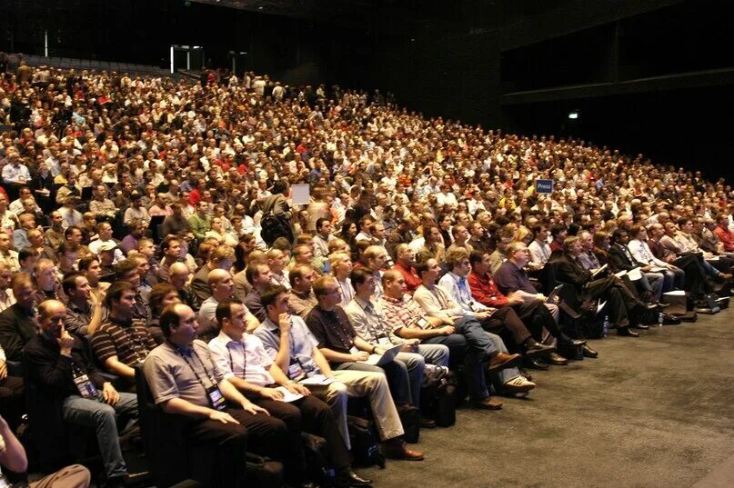 Полный зал людей. Много людей в зале. Большая аудитория людей. Зрительный зал с людьми. Самый семинар