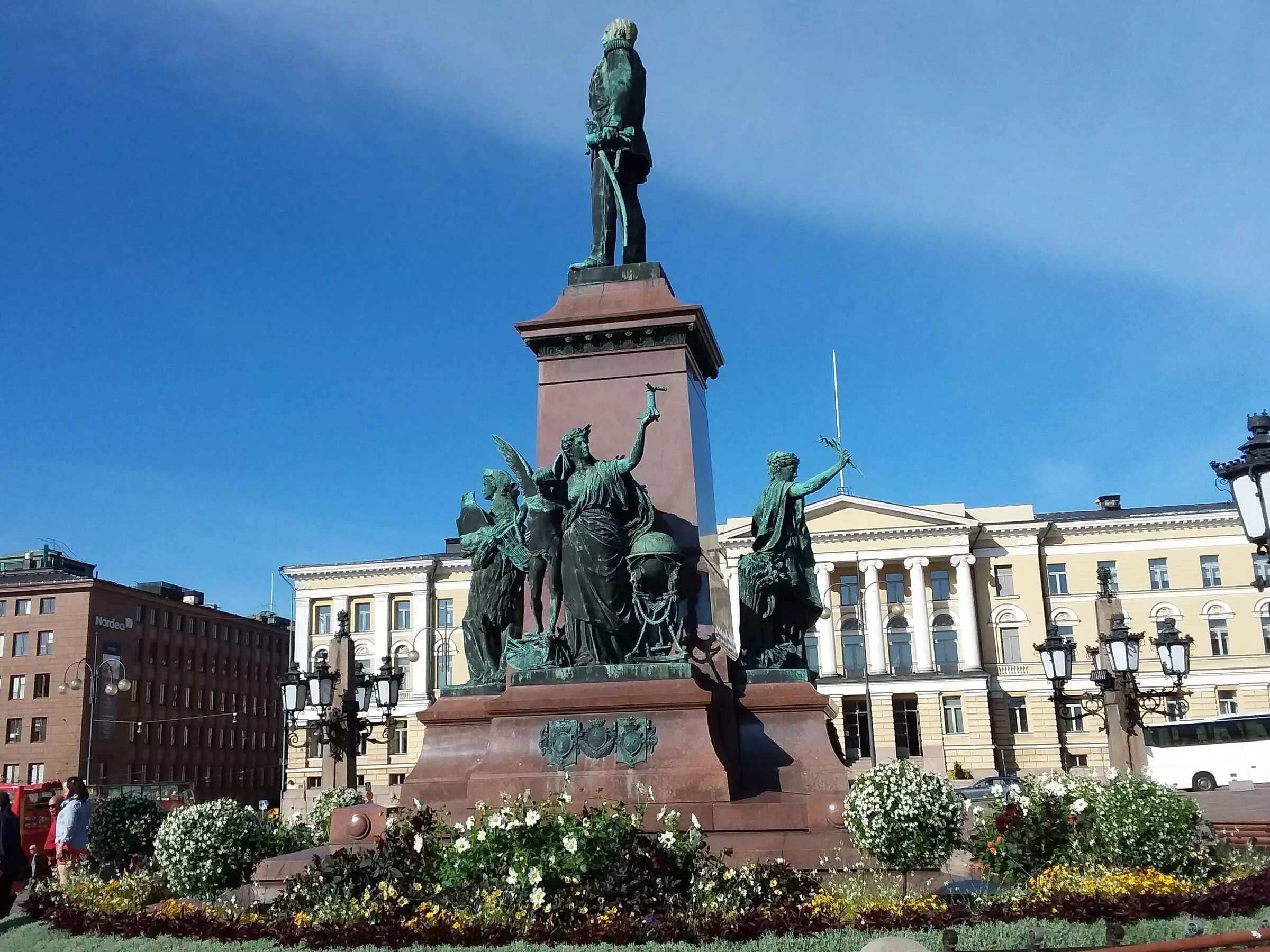 Памятник в хельсинки. Памятник Александру 2 в Хельсинки. Сенатская площадь Хельсинки памятник. Памятник Александру 2 в Финляндии. Хельсинки памятник Файзеру.