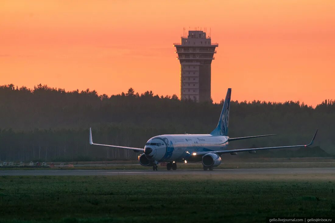 Аэропорт красноярск край. Аэропорт Емельяново Красноярск. Емельянова аэропорт Красноярск. Аэропорт Красноярск самолёты. Старый аэропорт Красноярска аэропорт Емельяново.