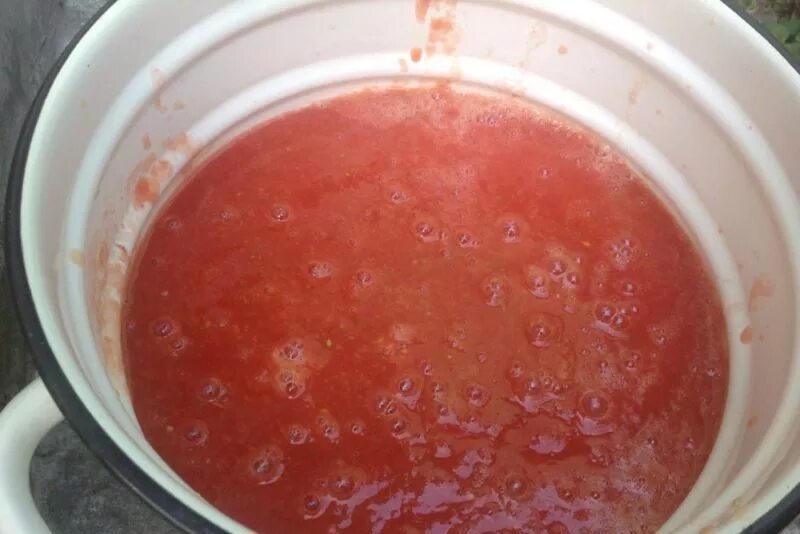Сколько соли на 1 томатного сока. Томатный сок домашний. Томатный сок в кастрюле. Томатный сок на зиму. Сок в соковарке из томатов на зиму.