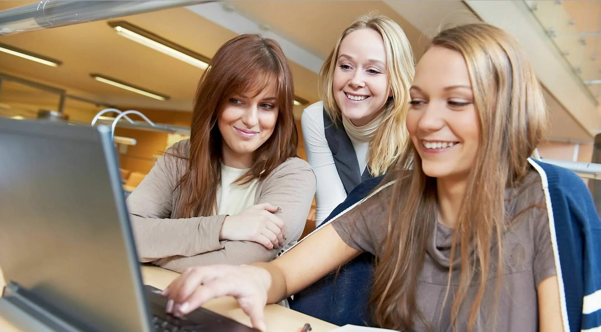 Studentki click. Две девушки за ноутбуком. Студентка с ноутбуком. Студент с ноутбуком. Две девушки за компьютером.