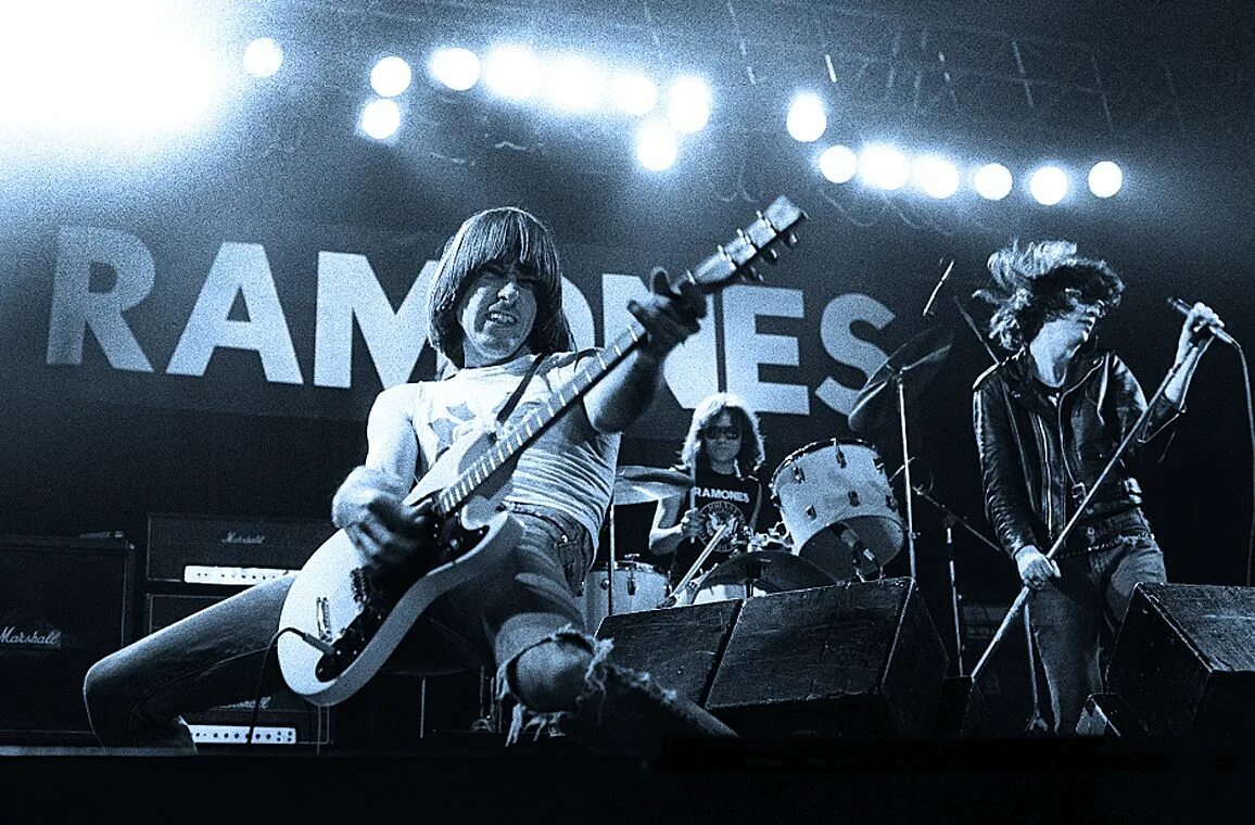 Рок музыка произведения. Ramones 1976. Ramones Ramones 1976. Ramones 1996. Рамонес группа фото.