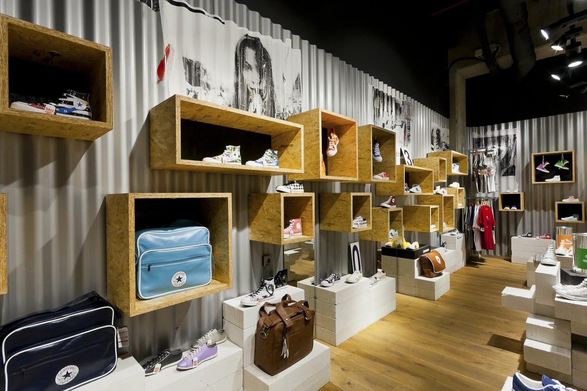 Креативное оформление магазина. Креативное оформление магазина. Необычный мерчандайзинг. Креативное оформление магазина. Интерьер магазина обуви.