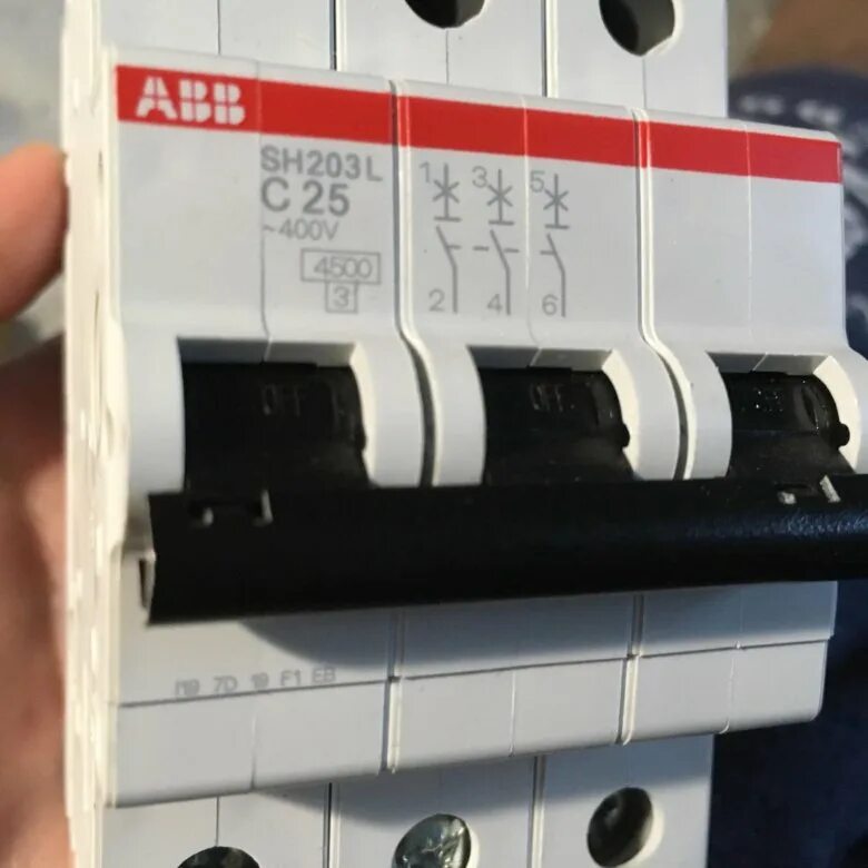 Автоматический выключатель abb 25а. Автомат ABB e212323. ABB автомат с красной ручкой. Выключатели 2022. Автоматический выключатель в а 27 со шторкой.
