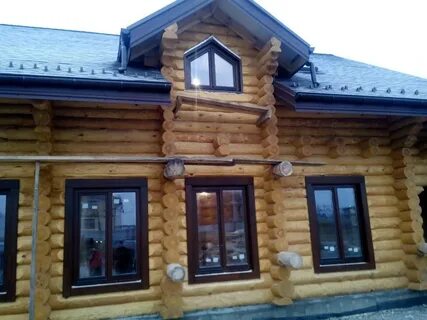 Окна в деревянном доме из бревна