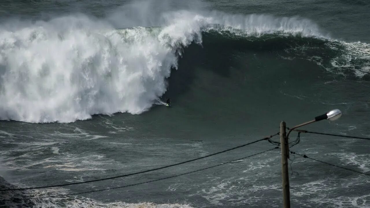 Сонник волна огромная. Nazare Portugal Waves. Огромные волны. Самая большая волна. Огромные волны в Сочи.