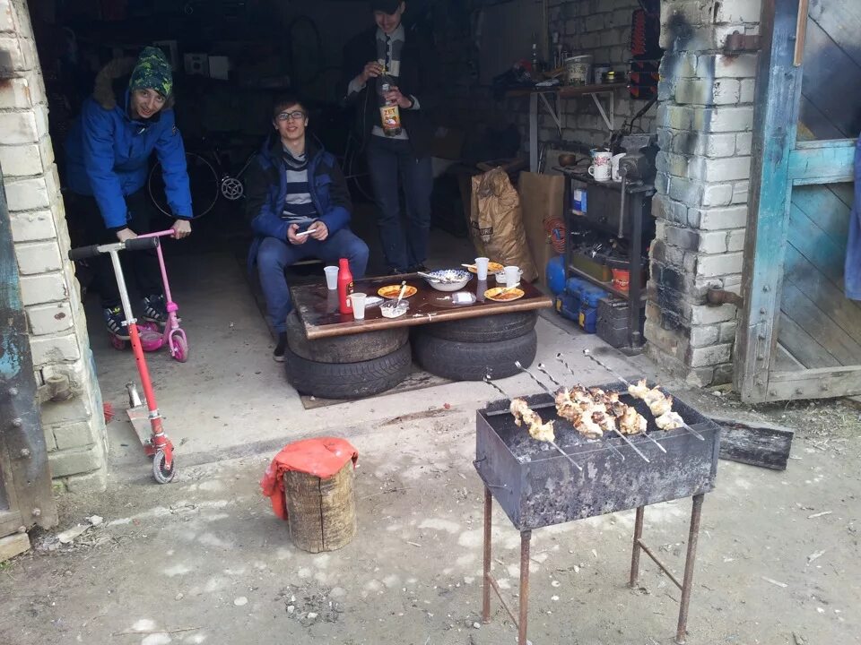 Можно ли жарить шашлык в гараже. Гараж для посиделок. Шашлык в гараже. Шашлычок в гараже. Шашлычная в гараже.