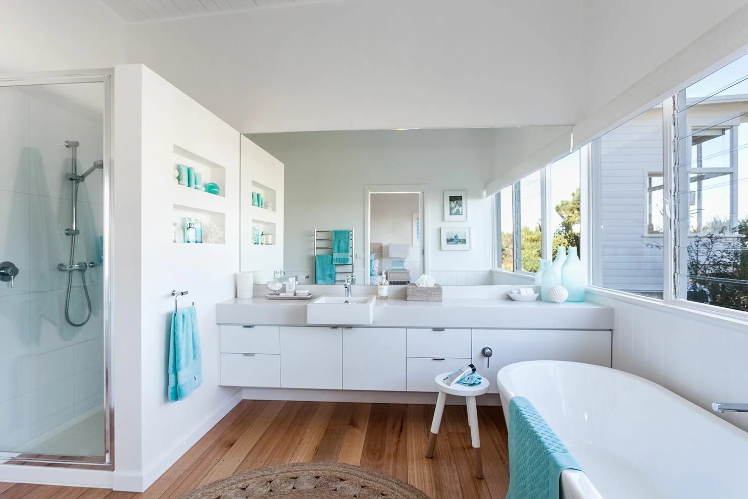 Ванна в пляжном стиле. Окно в ванной комнате в частном доме. Ванная комната в пляжном стиле. Ванная с окном голубая. Bedroom bath