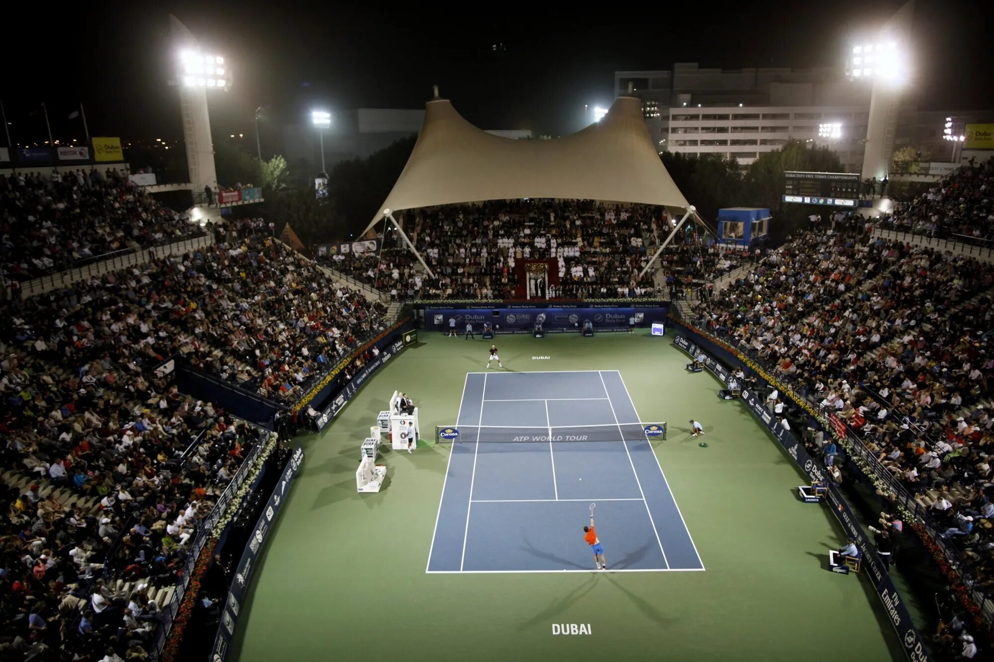 Atp dubai. Dubai Tennis Stadium внутри. Dubai Tennis Court. Корт ВБ. Dubai ATP 2023 Flowers Cort.