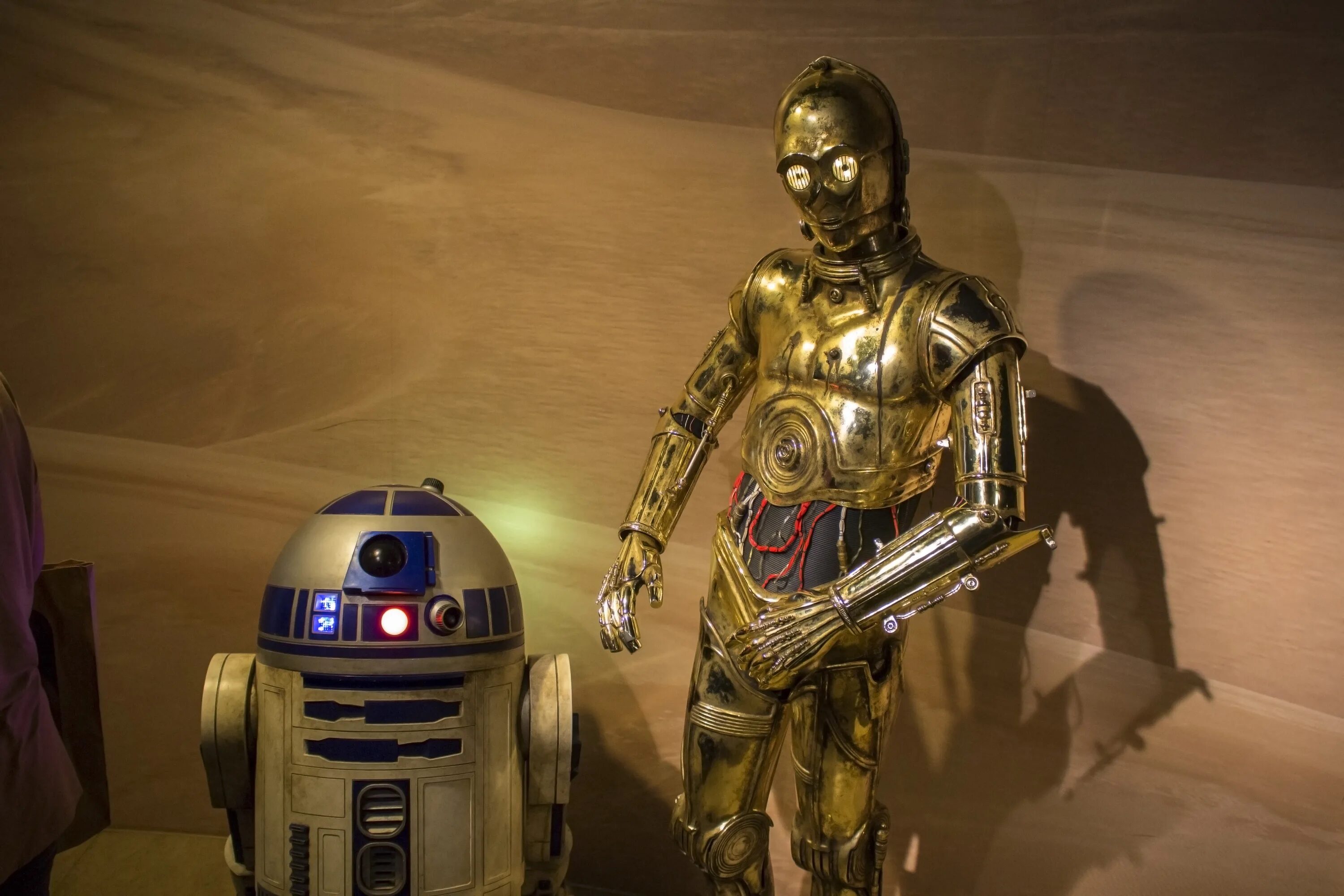 R2d2 робот. Звёздные войны робот c3po. C3po Звездные войны. Робот из Звездных войн с3ро. C3 po