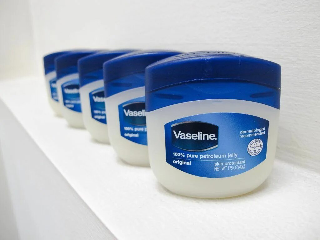 Petroleum jelly. Vaseline Petrolatum. Vaseline Petroleum Jelly. Vaseline Корея. Вазелин в аптеке.