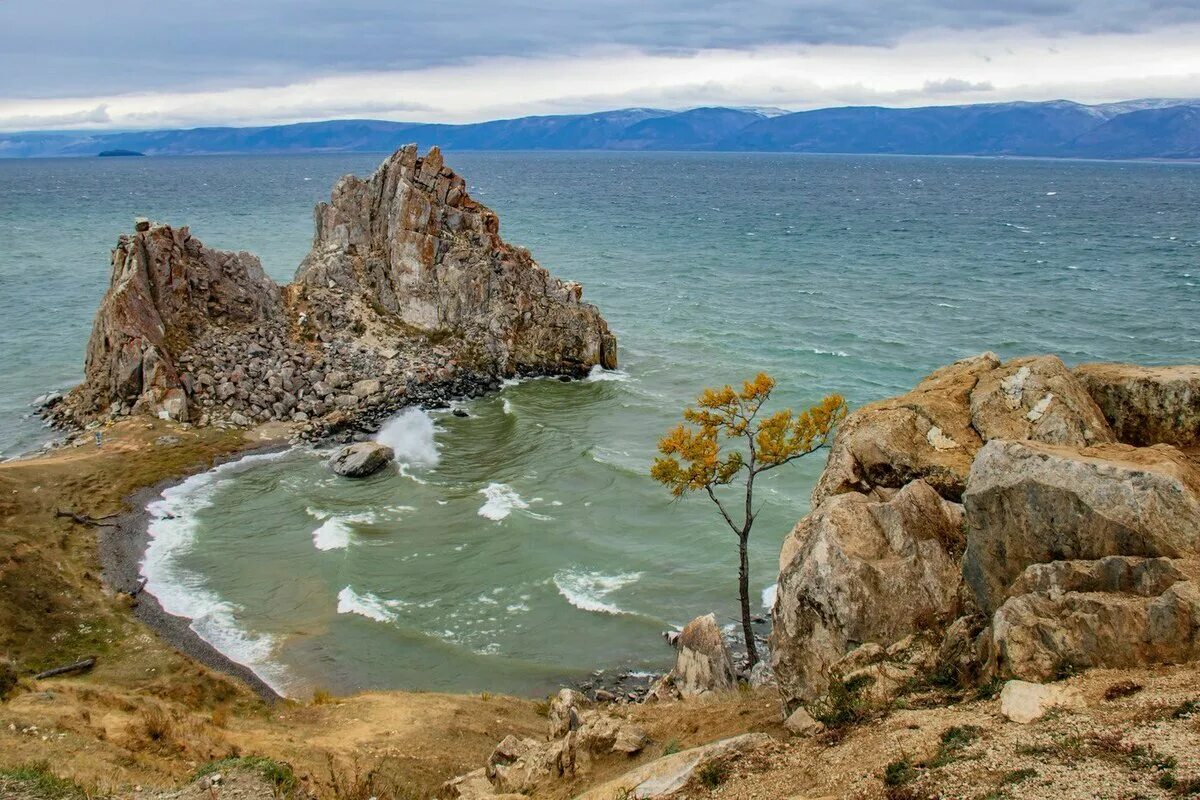 Остров Ольхон гора Шаманка. Скала Шаманка Ольхон. Скала Шаманка на острове Ольхон. Мыс Бурхан на Ольхоне.