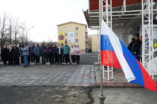 Поднятие флага в школе. Торжественная церемония поднятия государственного флага. Церемония поднятия флага понедельникам. Новый флаг России.