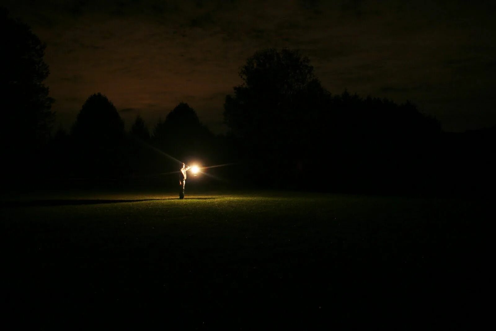 Фонарь в темноте. Луч света во тьме. Свет во тьме. Свет в темноте. Light in the dark 2