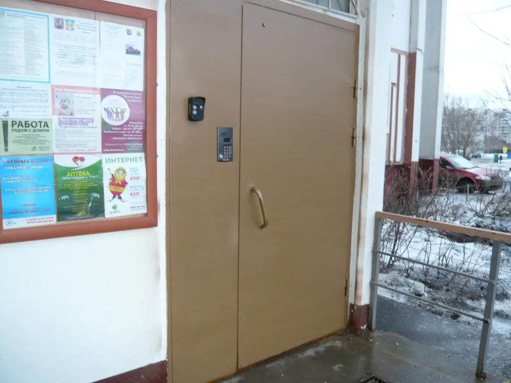 Новые двери в подъездах. Дверь в подъезд. подъездная дверь с домофоном. дверь в подъезд с домофоном. антивандальные подъездные двери.