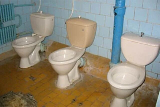 Школа пошел в туалет. Школьный унитаз. Туалет в школе. Советские унитазы в школе.
