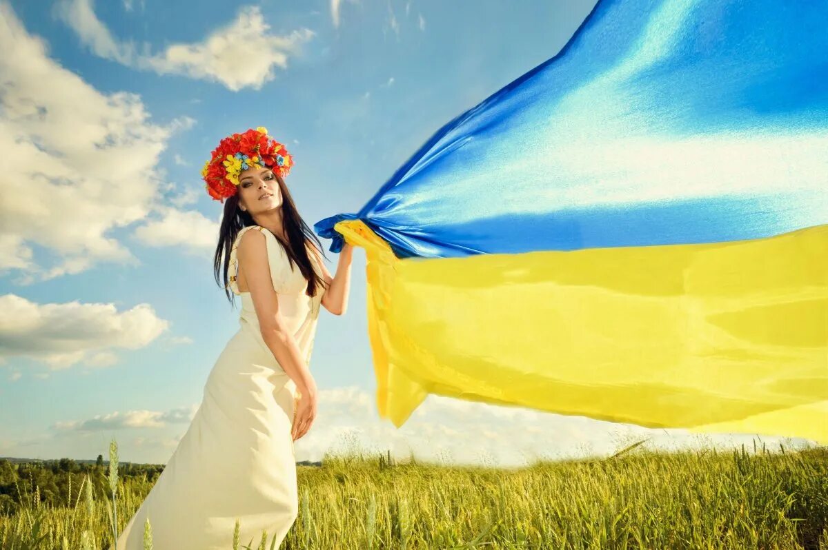 Будь сильной украина. Украинка с флагом. Девушка с флагом Украины. День независимости Украины. Национальный флаг Украины.