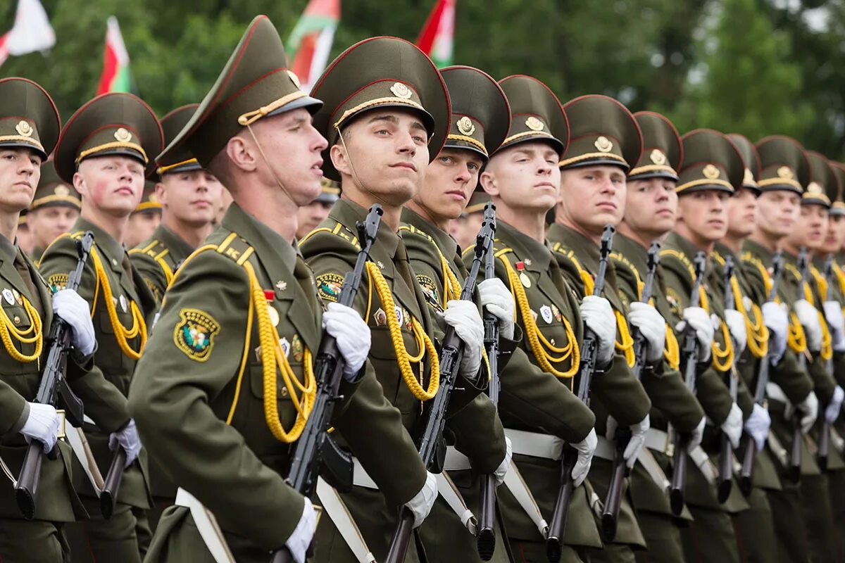 Военные Беларуси. Солдаты на параде. Белорусские военные. Белорусские военные парад.