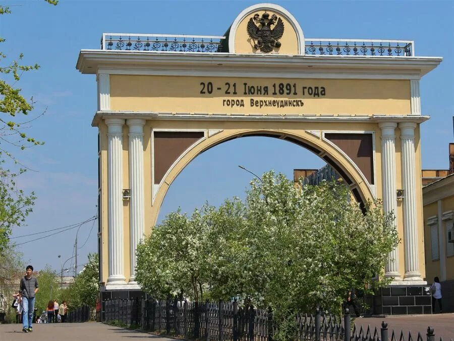 Триумфальная арка царские ворота улан-удэ. Арка верхнеудинск улан-удэ. Соборная площадь улан-удэ. Триумфальная арка в улан-удэ. Триумфальная арка царские ворота бурятии.