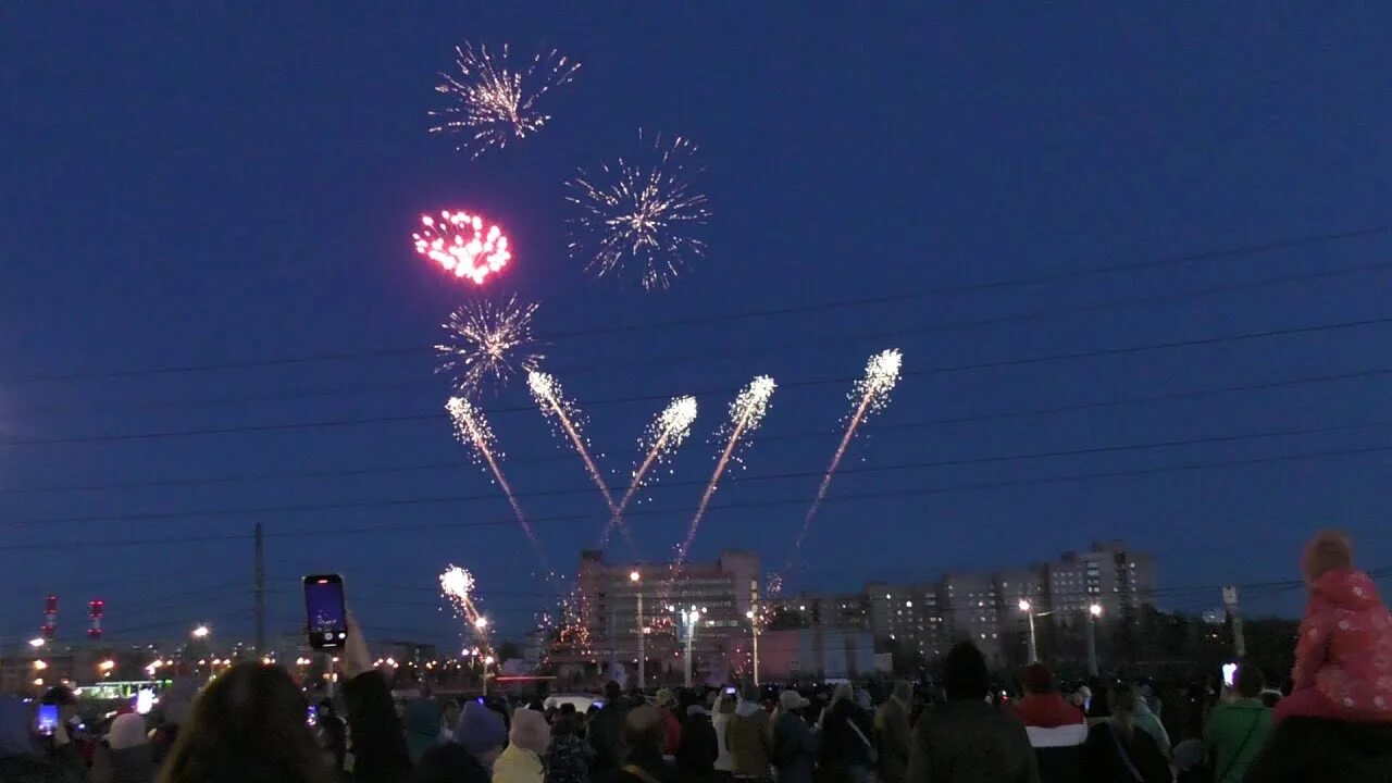 Салют приморский. Концерт в честь 9 мая южно приморский парк 2025. салют днем. парк победы 2025. южный парк фейерверк.