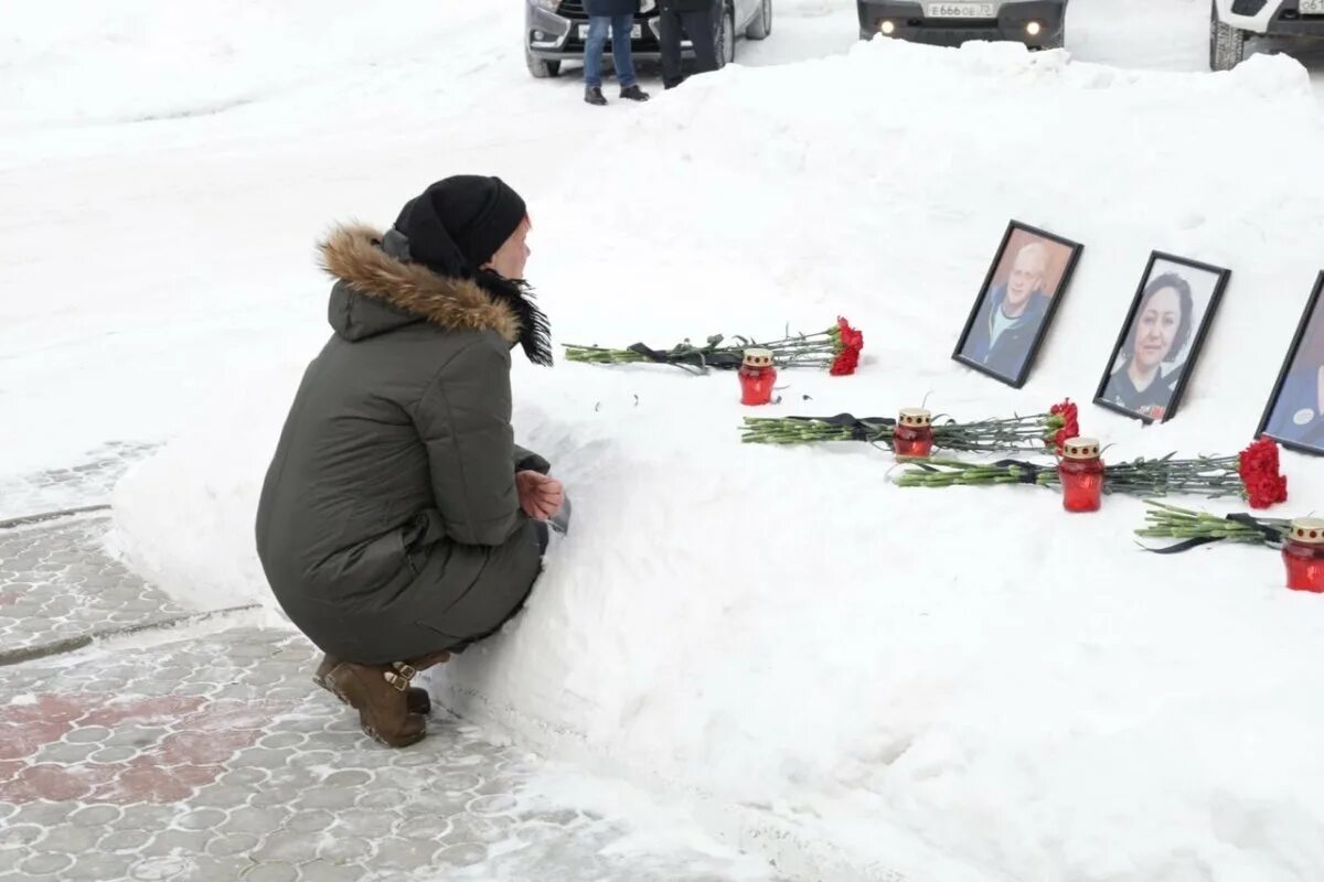 Похороны погибших в Томске. Прощание с погибшими в Томске. Вдова в январе