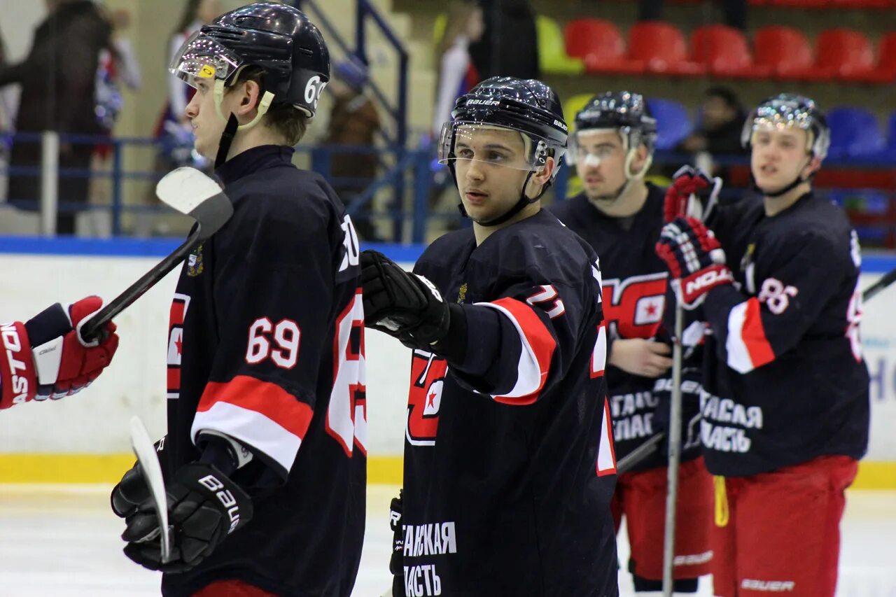 хоккейный перерыв. фонари рекламной паузы для хоккея. скиф барнаул хоккей. английская хоккейная лига. канада ранний период.