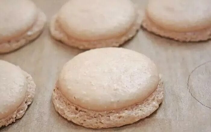 Юбочка макарон. Юбочка у макарон. макаронс на пшеничной муке. макаруны из пенопласта своими руками. макарон ошибки.