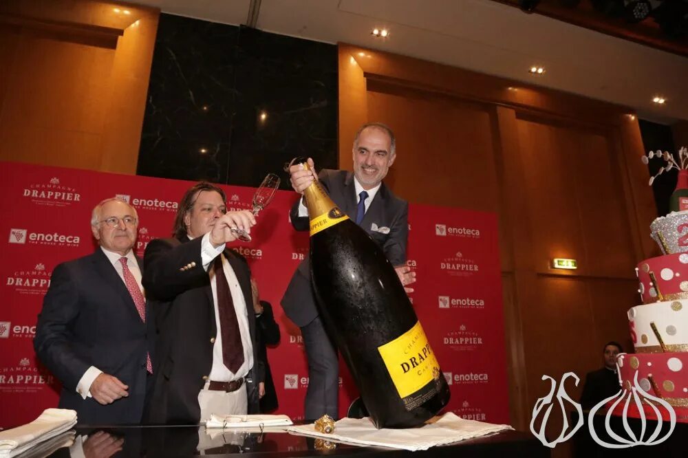 огромная бутылка шампанского. большая бутылка шампанского. огромная бутылка с шампанским. огромная бутылка шампанского. самая большая бутылка шампанского.