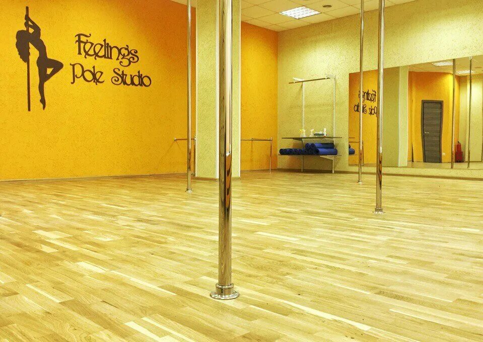 Pole студия. Pole Moskva студия. Feeling Pole. Студия танцев Москва Studio up. Фотофон брендированный для студии танца на пилоне.