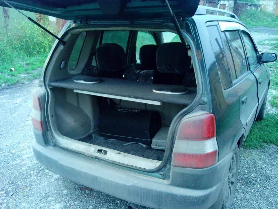 Mazda demio 2009 багажник. Мазда демио 1999 багажник. Полка багажника мазда демио dw3w. Mazda demio 2000 багажник. Багажник mazda demio 3 поколение.