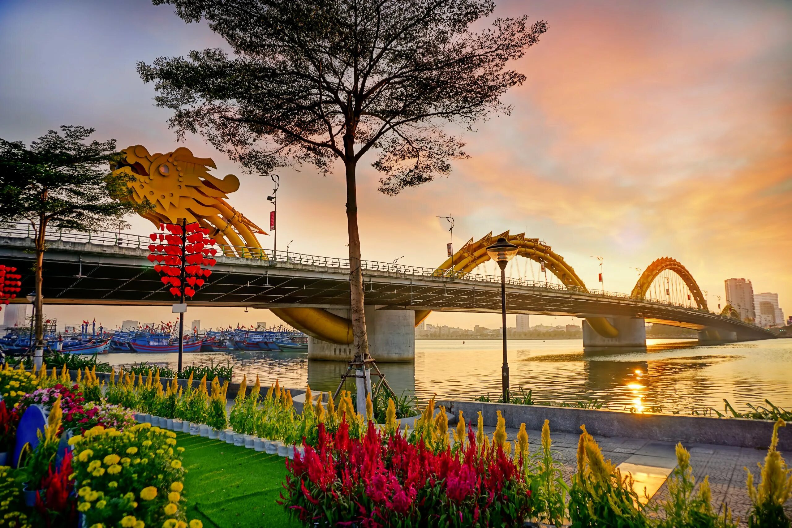 Ханой дананг. Мост дракона в Дананге. Дананг Вьетнам. Мост в Дананге Вьетнам. Мост с драконом во Вьетнаме.