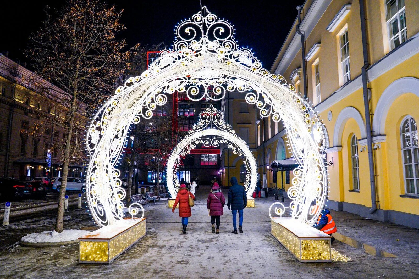 Москва где украсили. Новогодняя иллюминация в Москве на Арбате. Арбат Москва 2022. Иллюминация в Москве 2022. Новогодний Арбат Москва 2022.