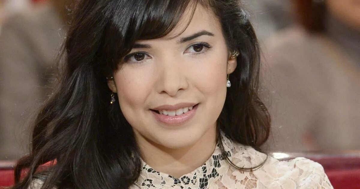 Французские певицы инди. Indila. Indila певица. Indila французская певица. Адила́ Седрая.