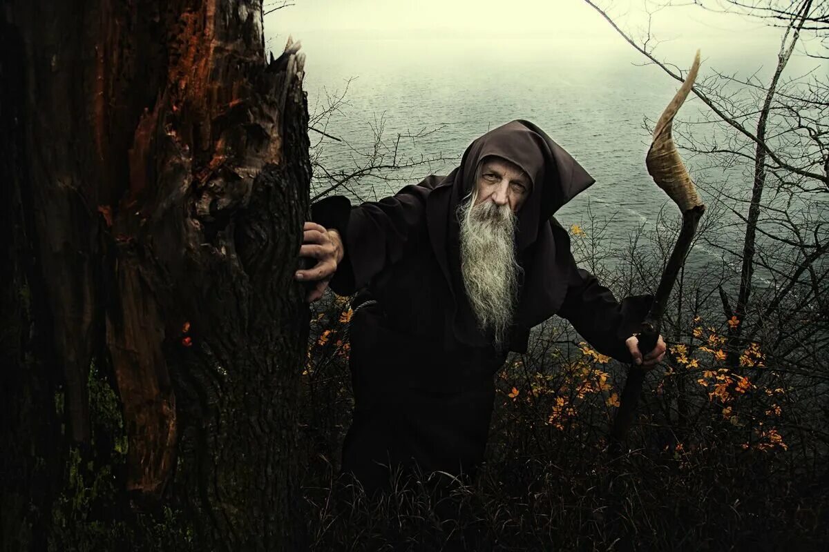 Святой провидец. Схимонах - пустынник. Старец с посохом. Колдун в лесу. Добрый старец.