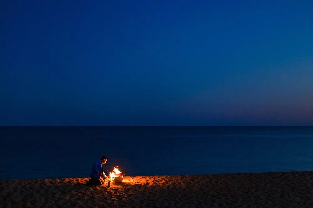 Костер у моря. Костер на берегу океана. Костер на берегу моря. Берег моря ночью. Читать ночь у берега 84