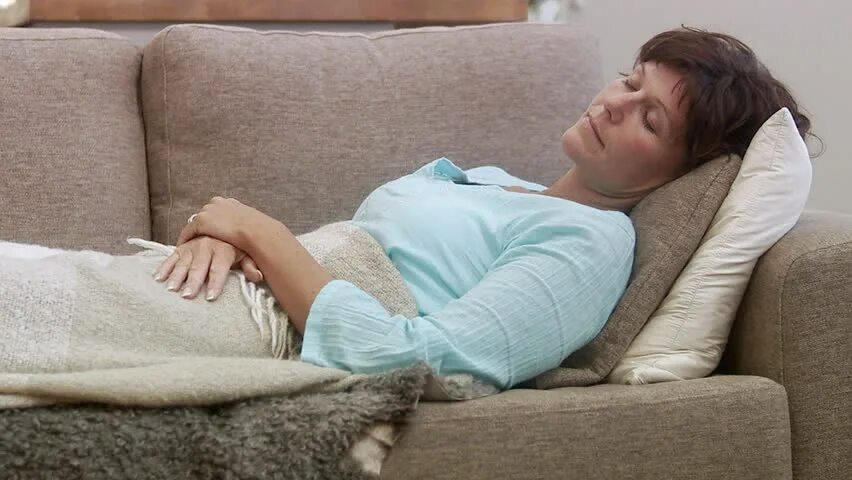 Moms сон. Mom спит. Moms сон. Mommy cry in bed. Спящая жена.