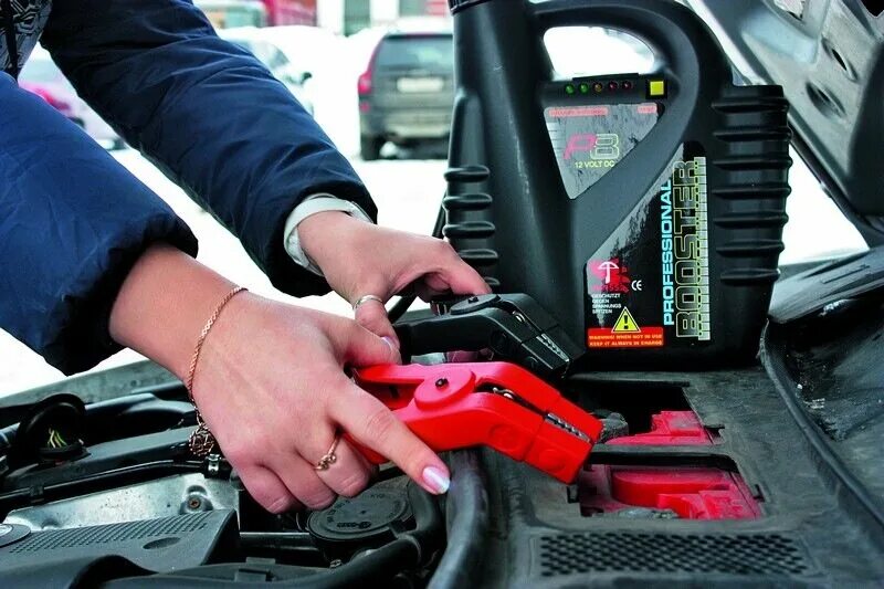 запустить автомобиль услуга. прикуривание автомобиля зимой. зарядка аккумулятора автомобиля. аккумуляторная батарея для автомобиля для прикуривания. прикурить аккумулятор.